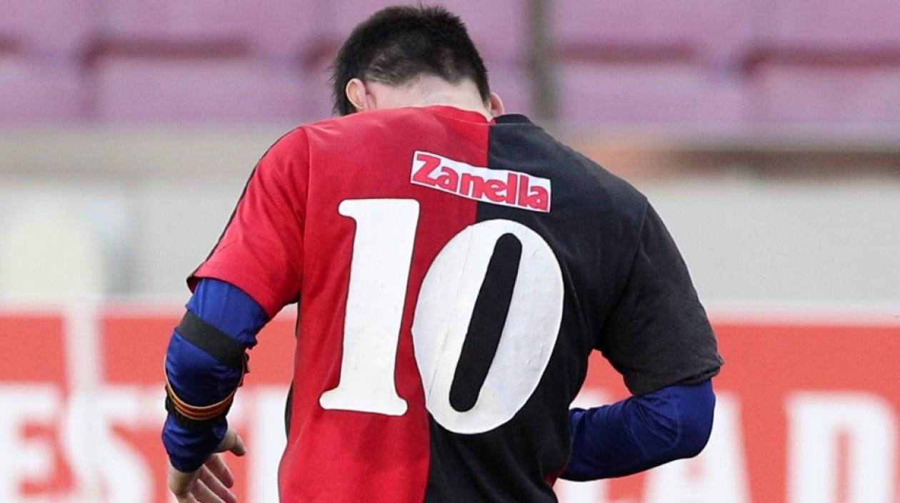 Messi luce la camiseta de Newell's que utilizó Maradona. 