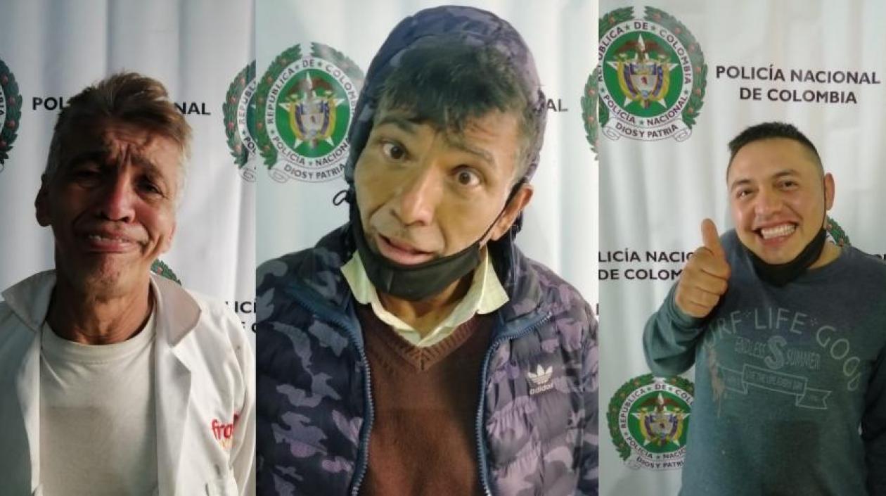 Tres de los capturados haciendo muecas y riendo para la foto como capturados. 