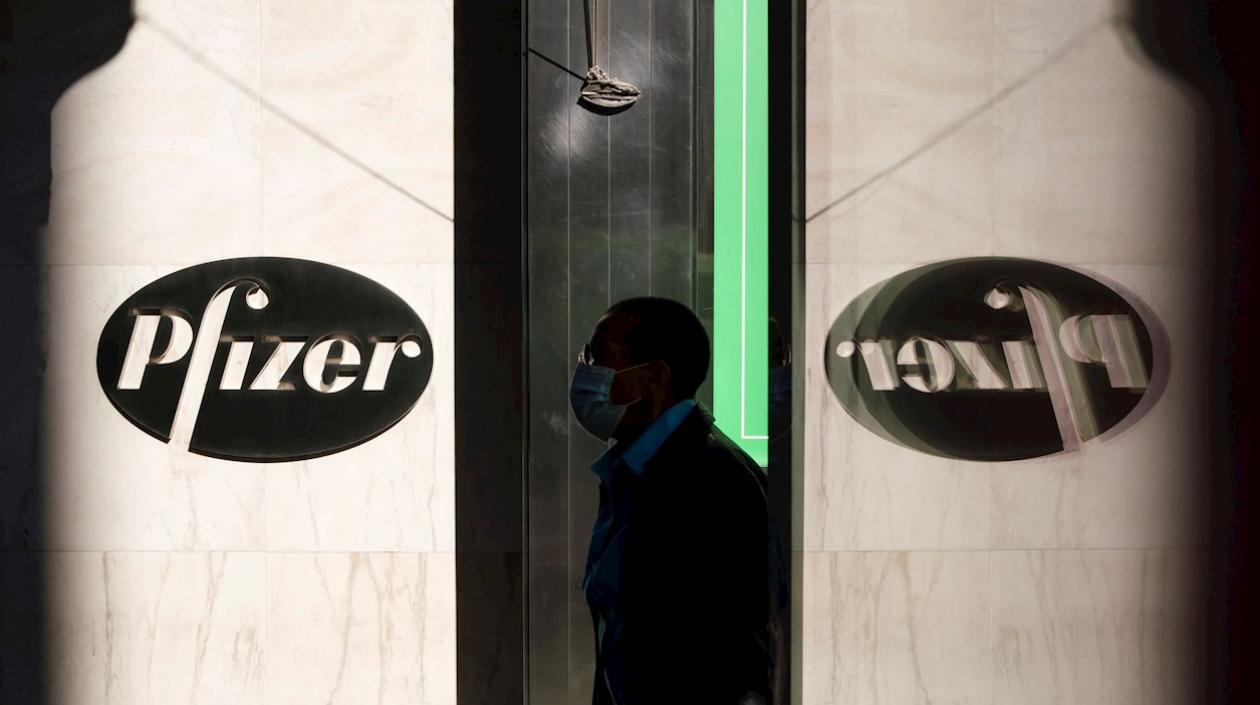 Vista del logo de la multinacional farmacéutica estadounidense Pfizer. 