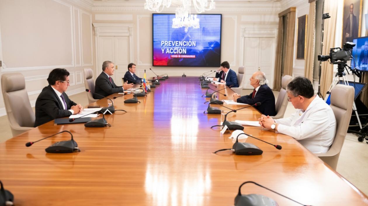 El Presidente y varios de sus Ministros durante su intervención esta noche.