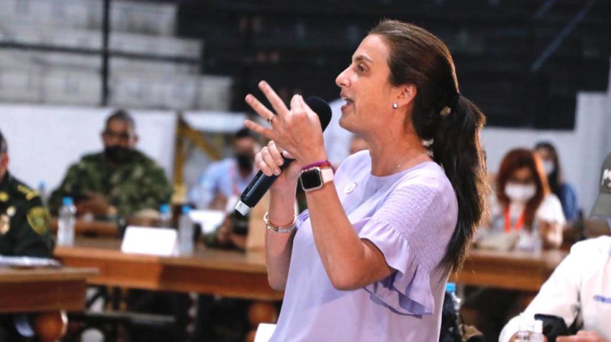 La Ministra Karen Abudinen explicando los alcances del programa.