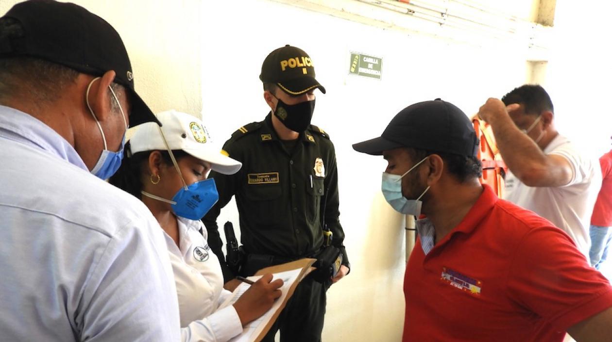 Las autoridades verificando el cumplimiento de protocolos de bioseguridad.