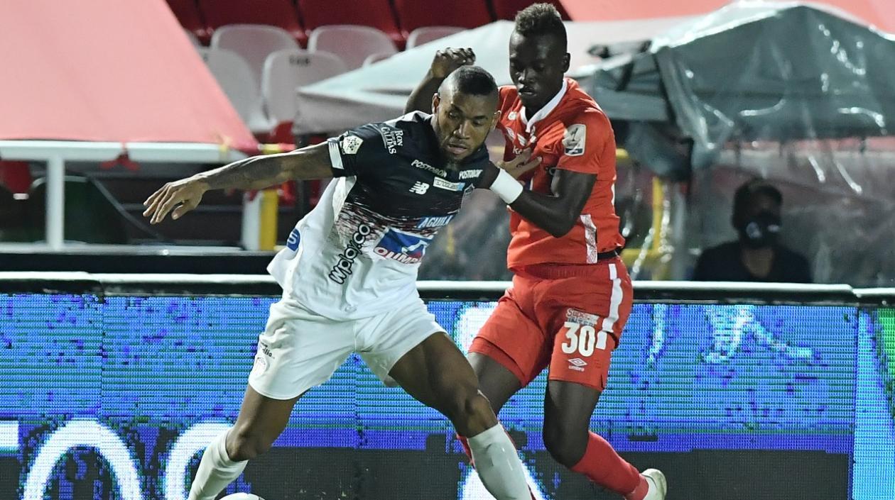 Freddy Hinestroza disputando el balón con Santiago Moreno.