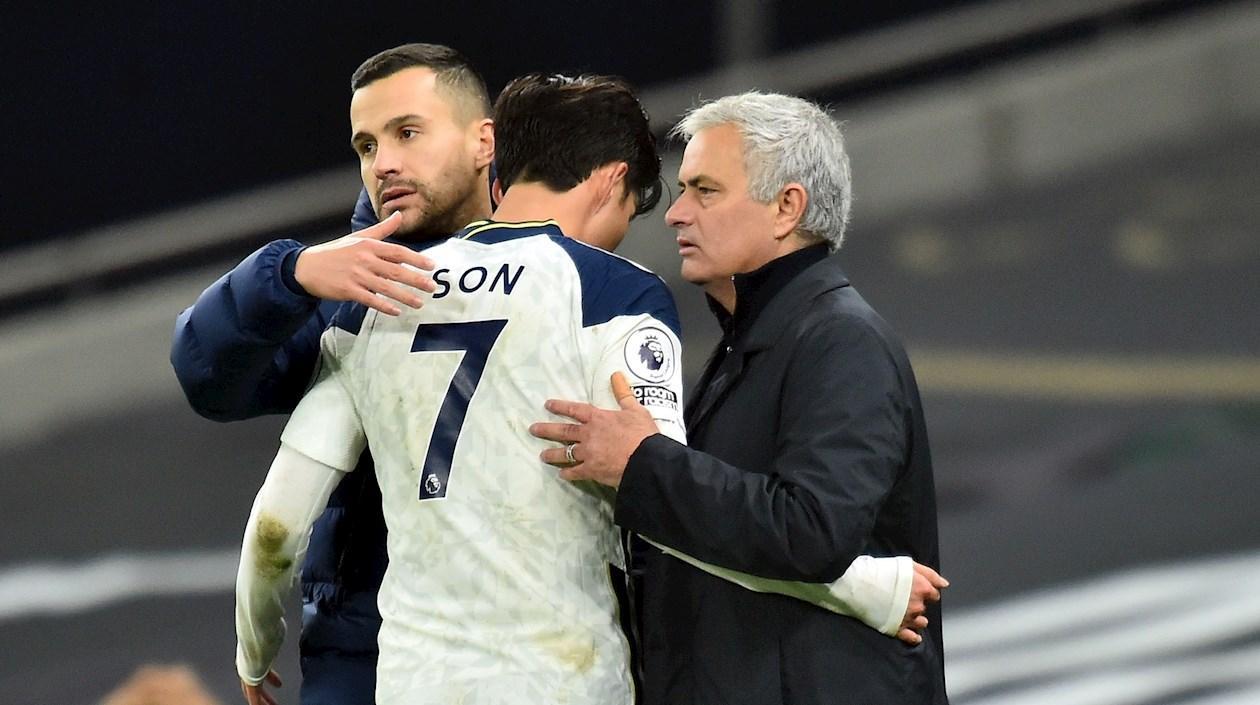 Son se abraza con José Mourinho. 