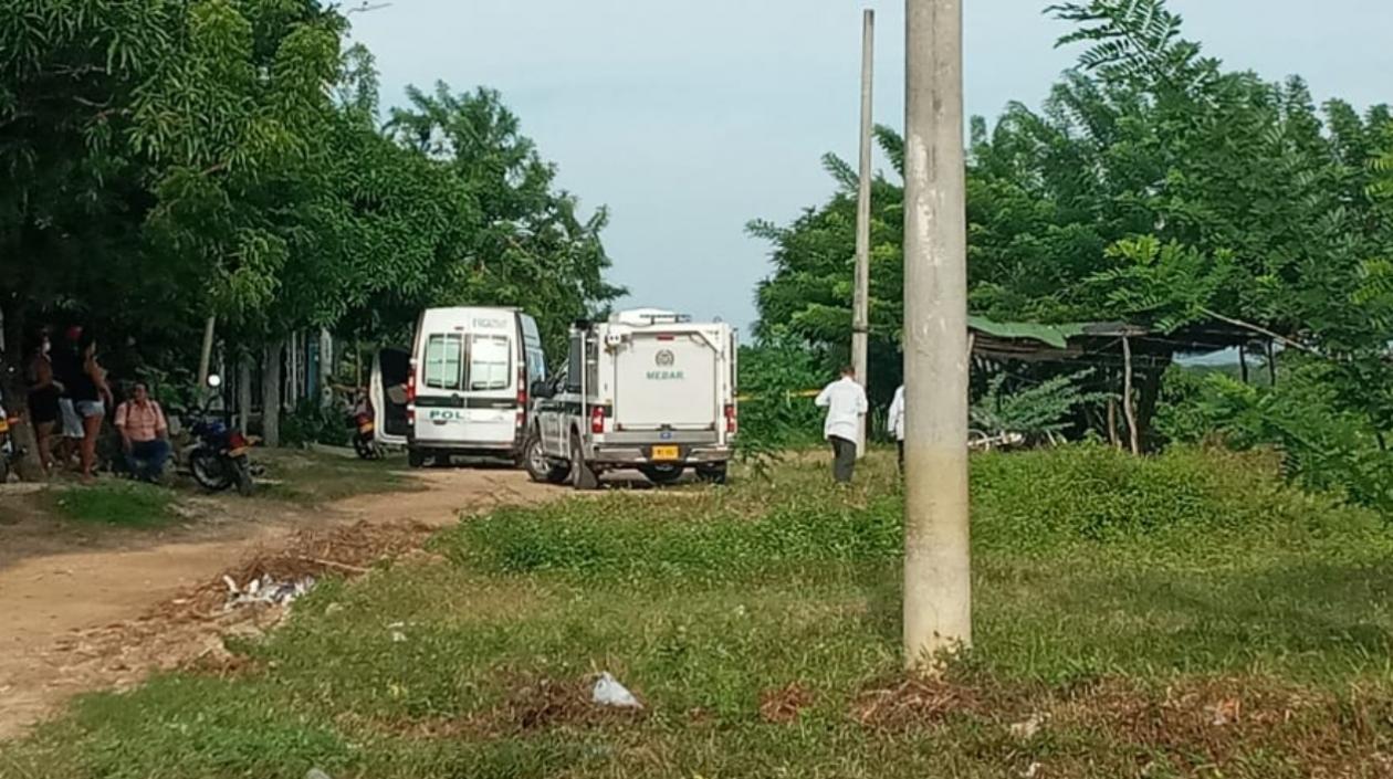 La Sijin llegó al lugar de los hechos para inspeccionar el cuerpo. 