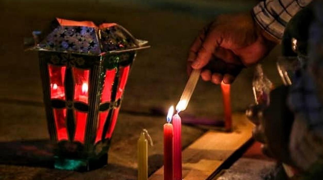 El tradicional encendido de velitas.