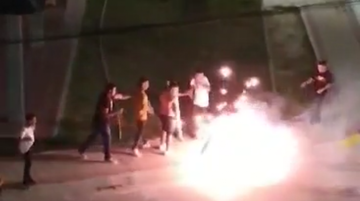 Niños jugando con pólvora