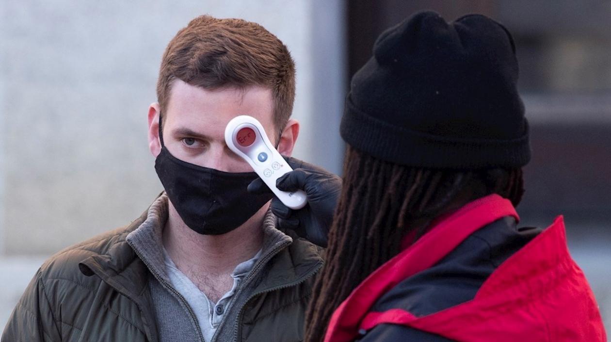 Siguen el control de temperaturas en algunos lugares, en un país donde el contagio va en alza.