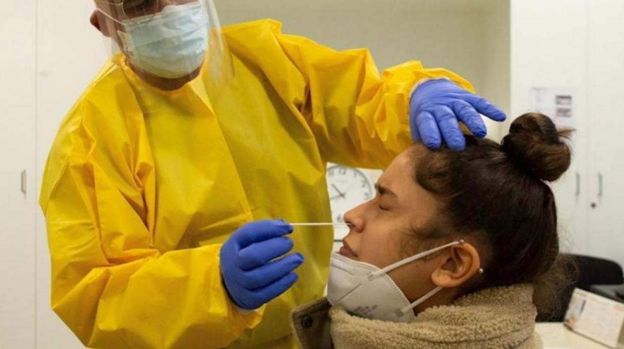 Mujer se hace prueba de Covid-19.