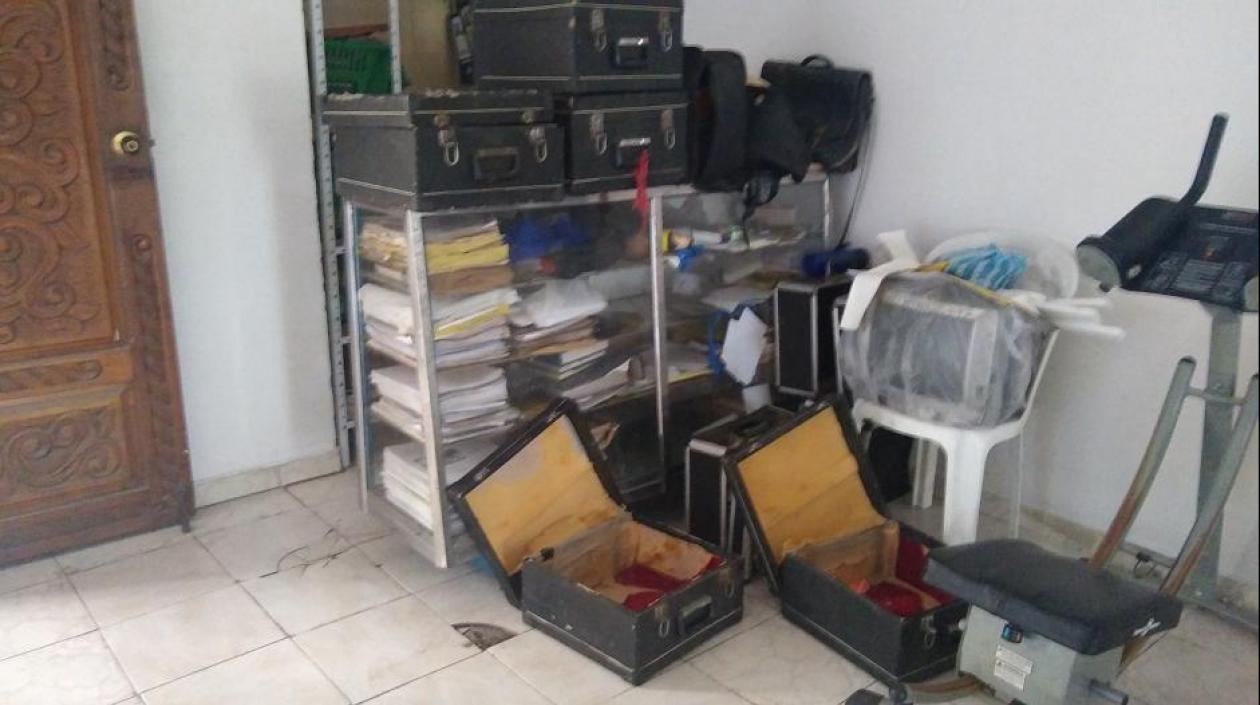 Los estuches de los acordeones robados.