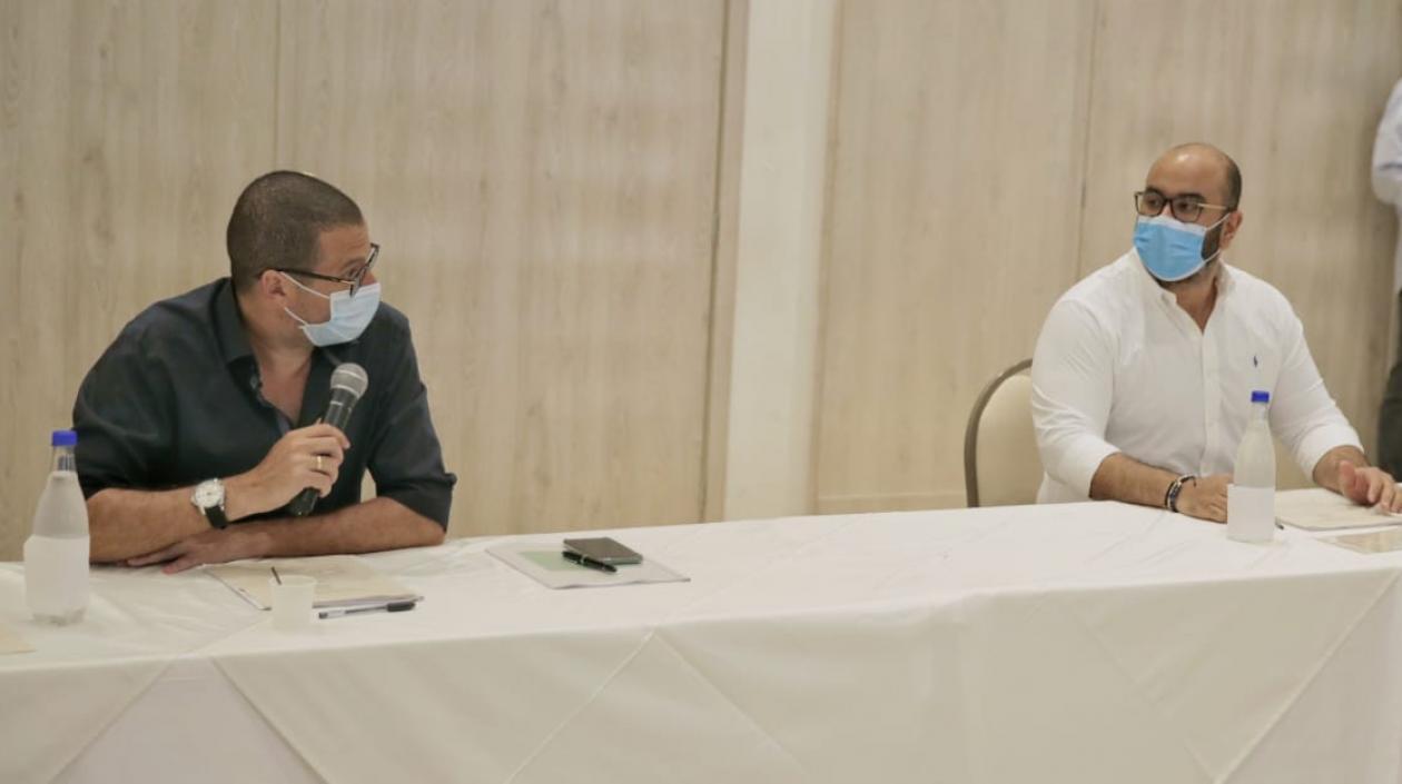 Raúl Lacouture, secretario general de la Gobernación, y el director de la C.R.A., Jesús León Insignares.