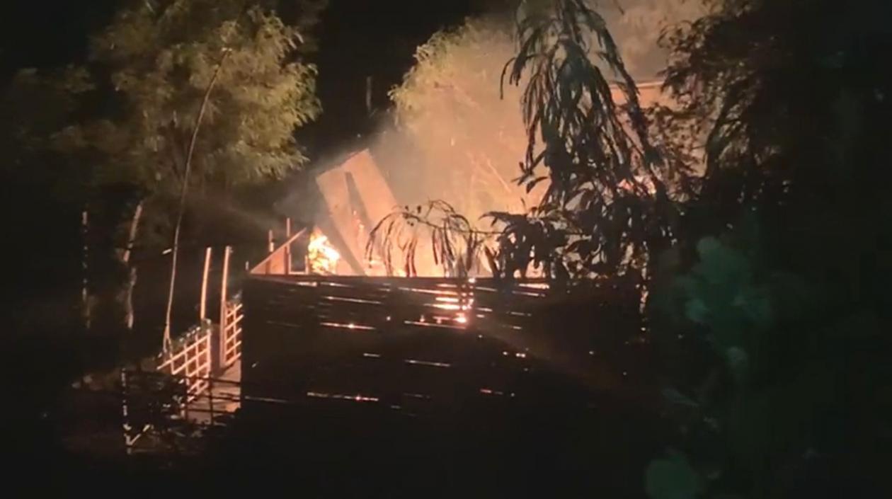 La vivienda de uno de los presuntos homicidas fue incendiada por la comunidad. 