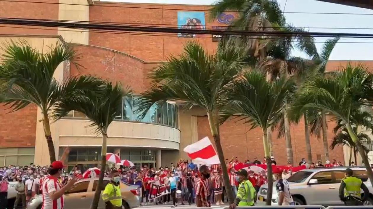 Una multitud se concentró frente al hotel de concentración