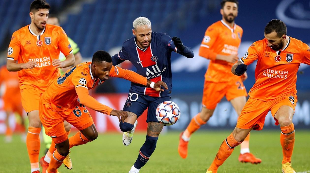 Neymar en acción de partido. 