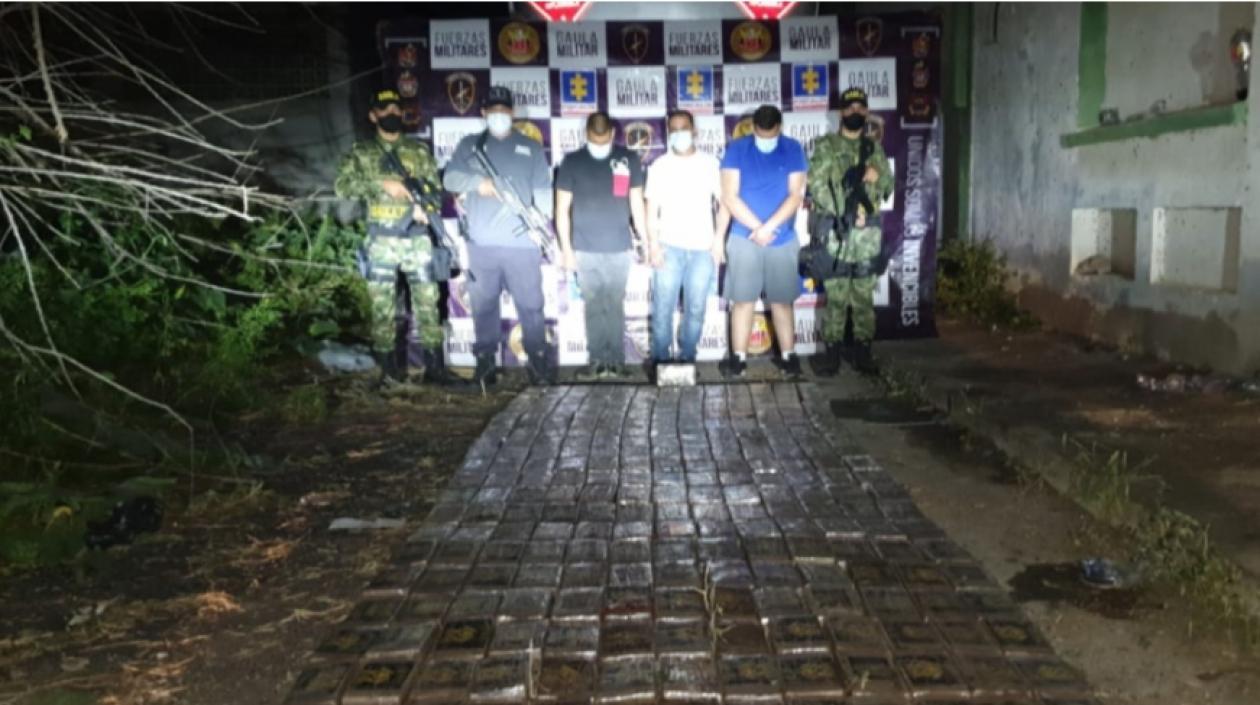 Los tres capturados y la droga incautada.