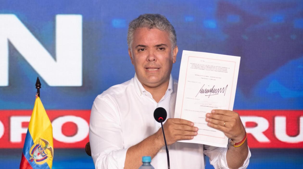 Presidente Iván Duque, sancionando la ley de vacunas.