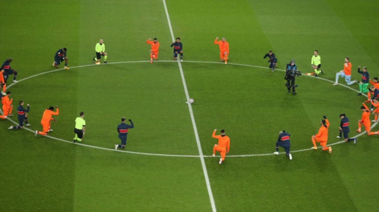 Danny Makkelie arrodillado con el resto de jugadores. 