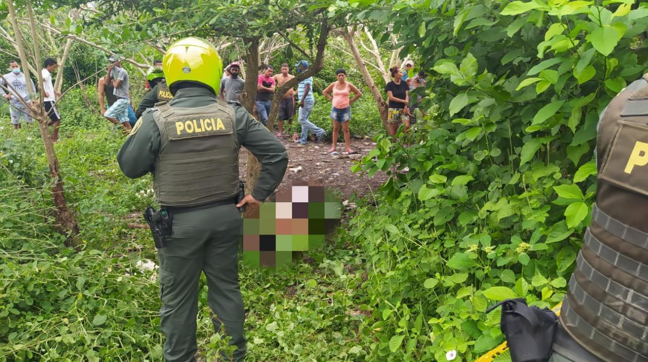 El cuerpo del hombre quedó tendido entre la maleza. 