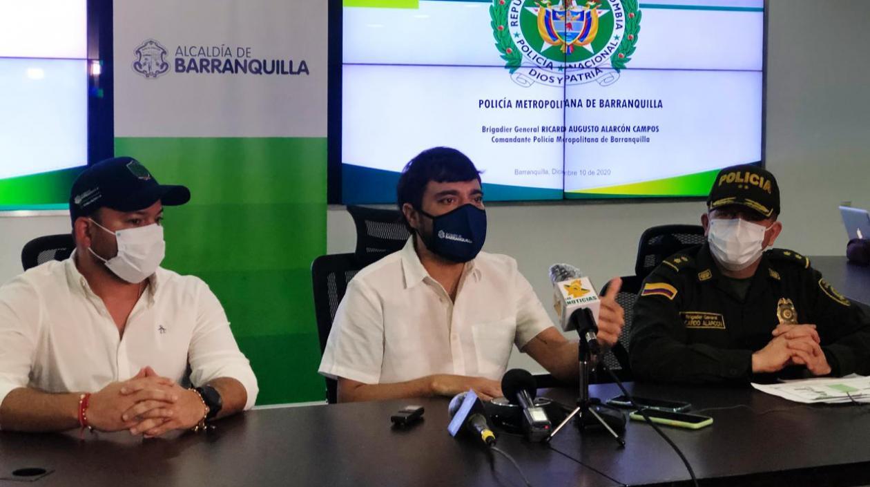 Nelson Patrón, jefe de la Oficina para la Seguridad y Convivencia Ciudadana; Jaime Pumarejo, alcalde de Barranquilla; y el general Ricardo Alarcón, comandante de la Mebar. 