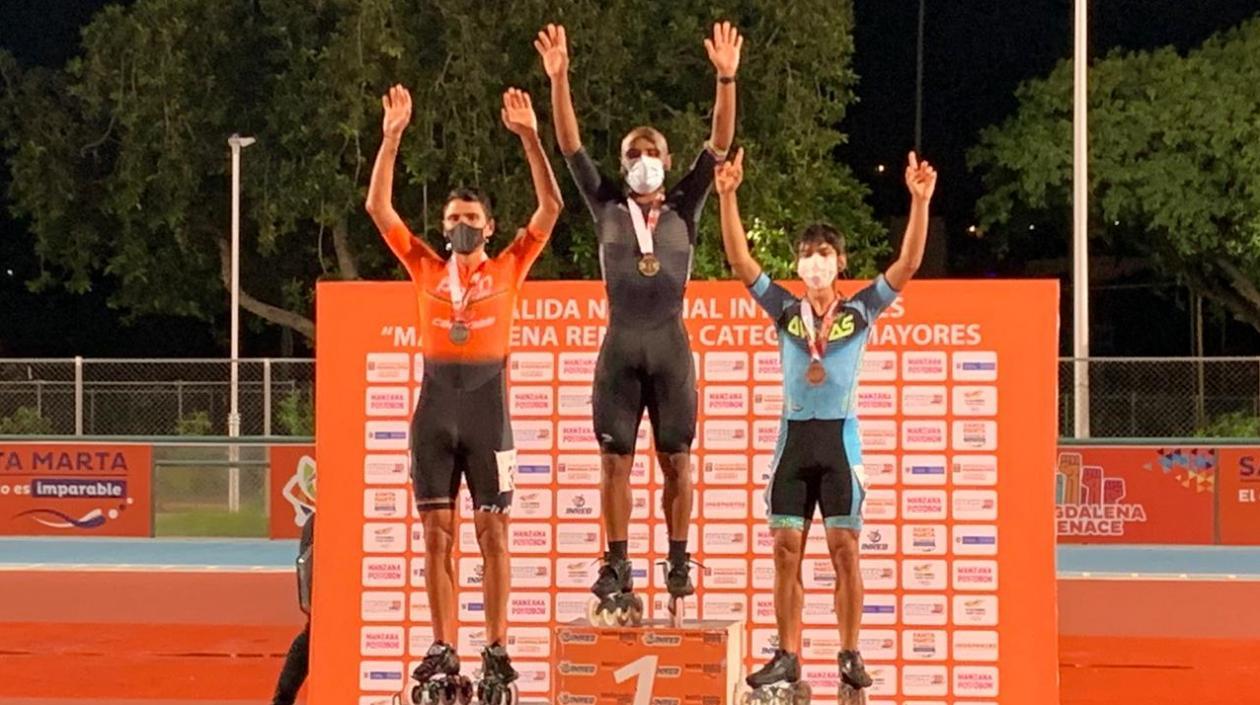 Alex Cujavante en lo más alto del podio en Santa Marta. 