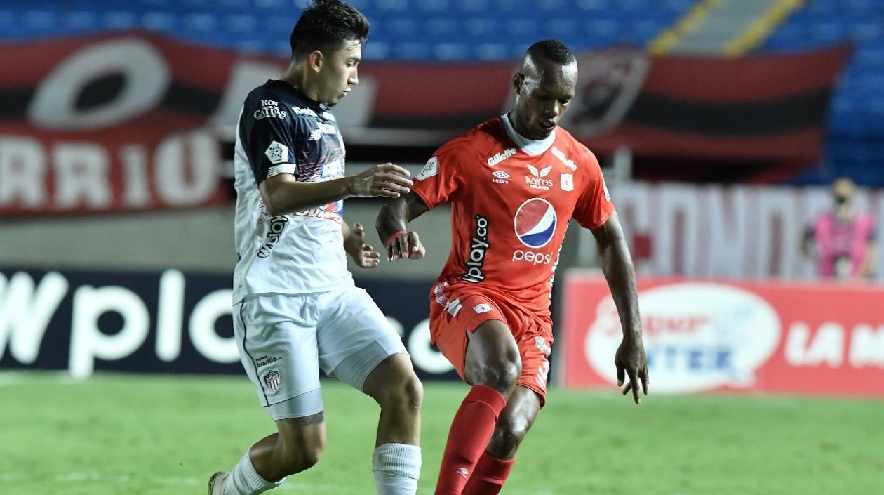 Fabián Ángel se mide a un jugador del América. 