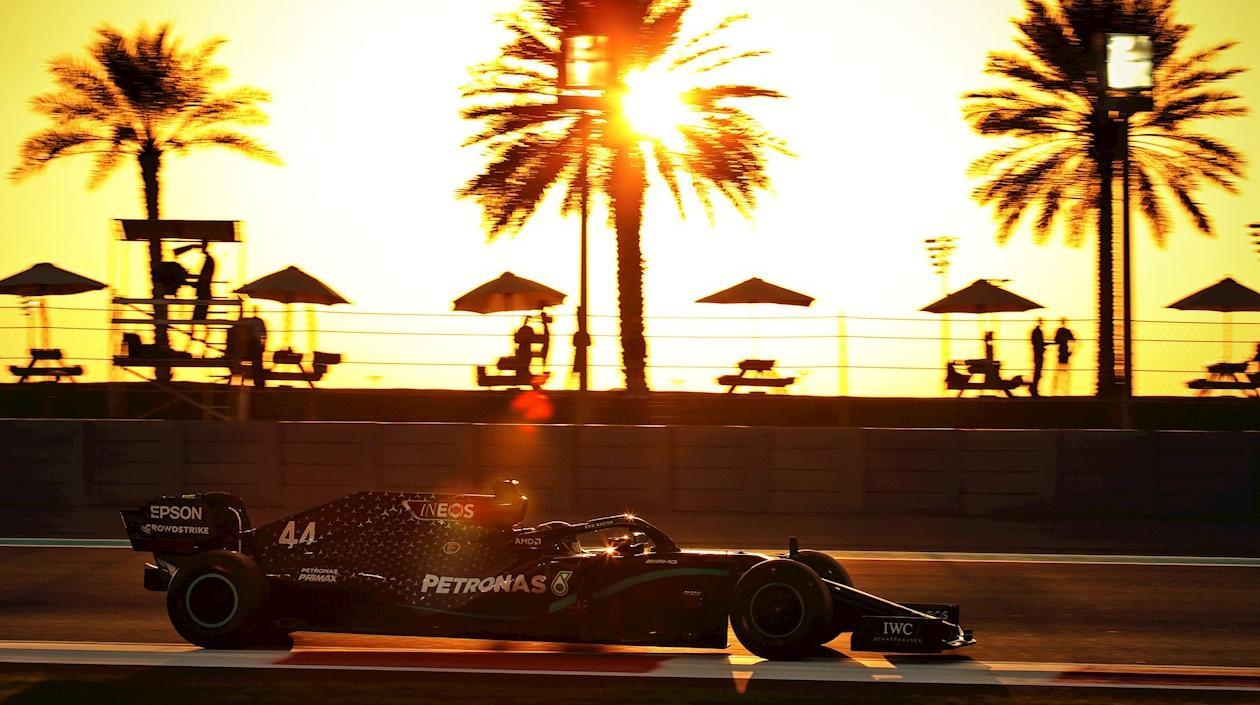 Lewis Hamilton, piloto británico, en su monoplaza. 