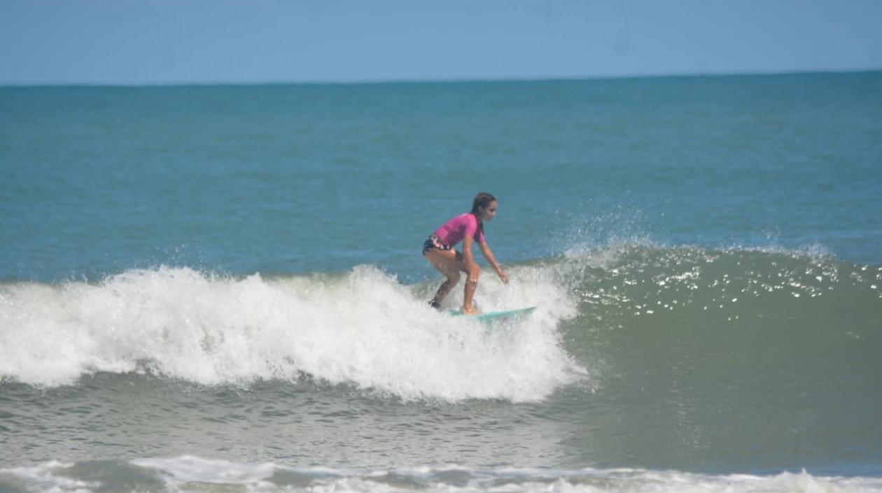 Francesca Arévalo, surfista del atlántico. 