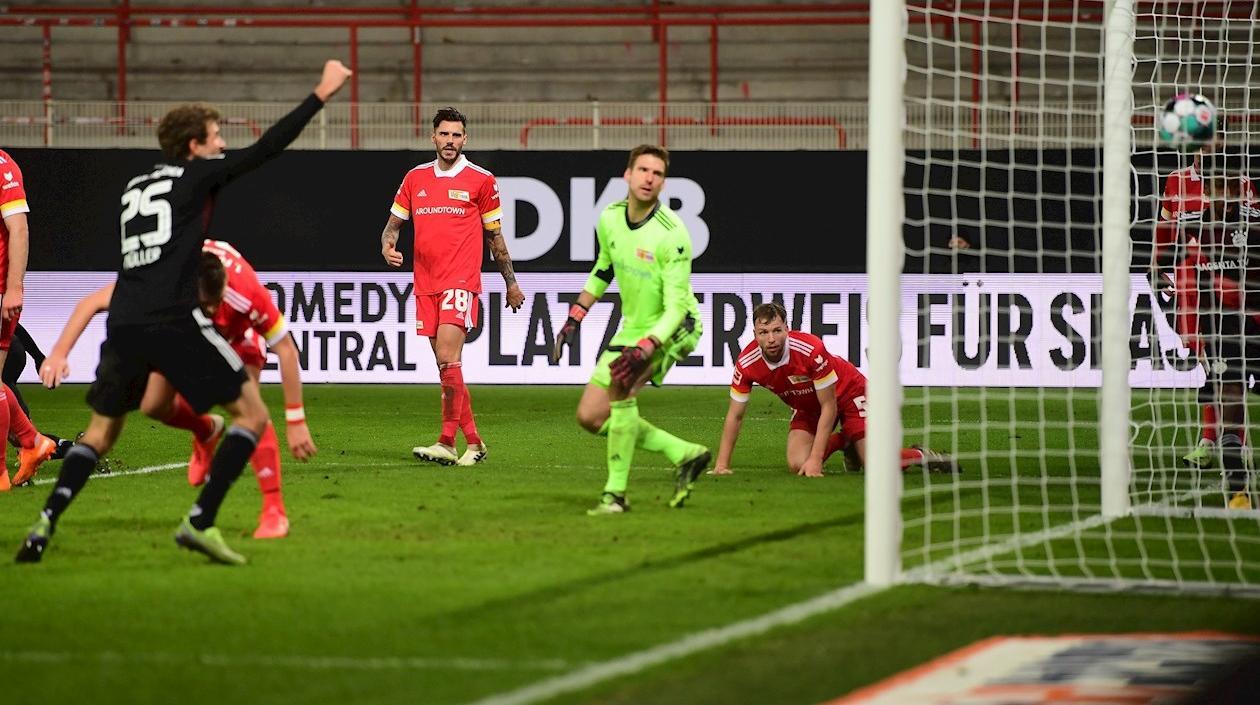 Thomas Müller celebra luego del gol de Robert Lewandowski.