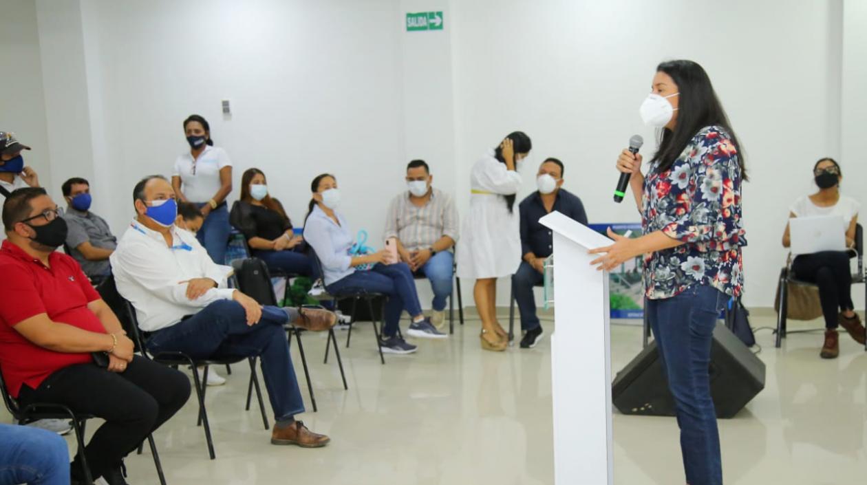Nury Logreira, secretaria de Infraestructura del Atlántico, en la socialización del proyecto.