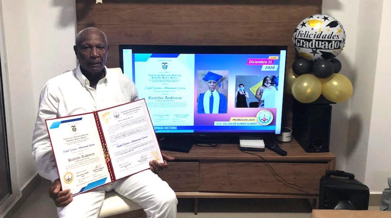 Gustavo Altamiranda García, exhibiendo el título.