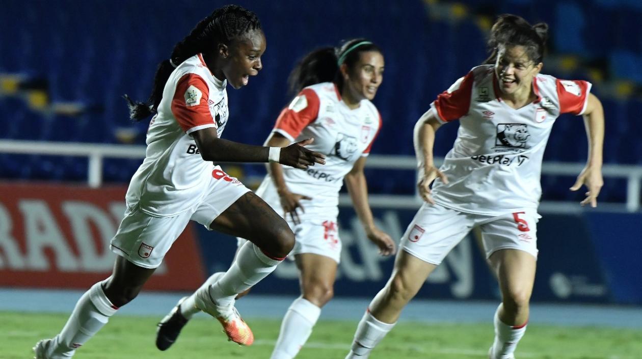 Jugadoras de Santa Fe celebran un tanto en la ida. 