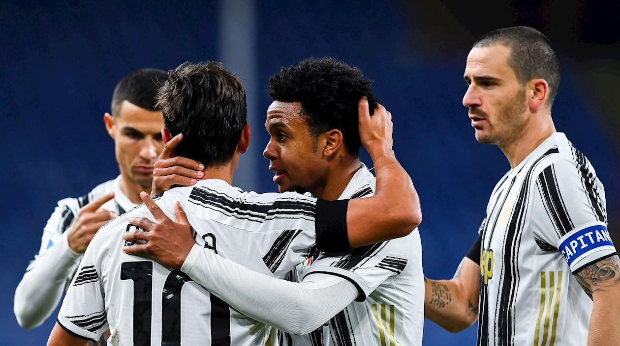 Paulo Dybala se felicita con sus compañeros. 