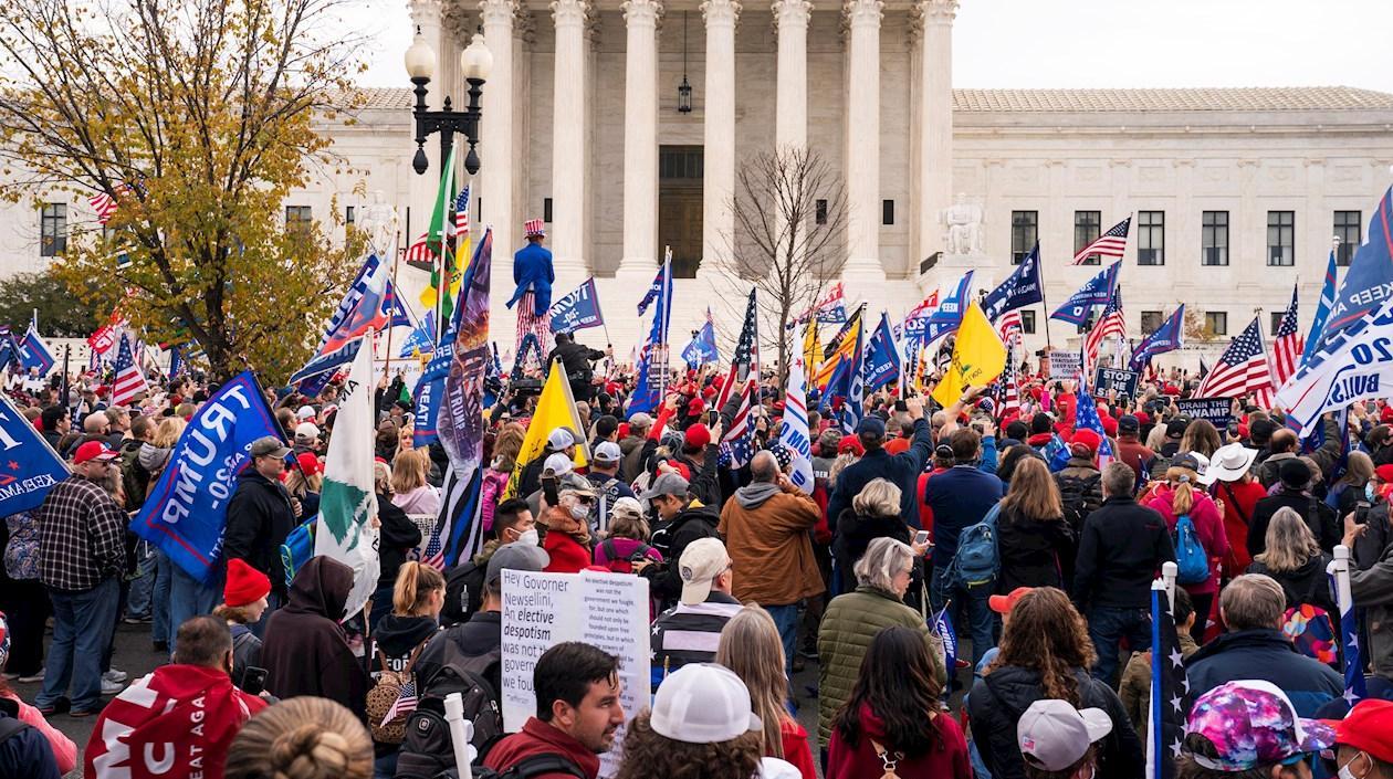 Protesta de seguidores de Trump ante el Tribunal Supremo.