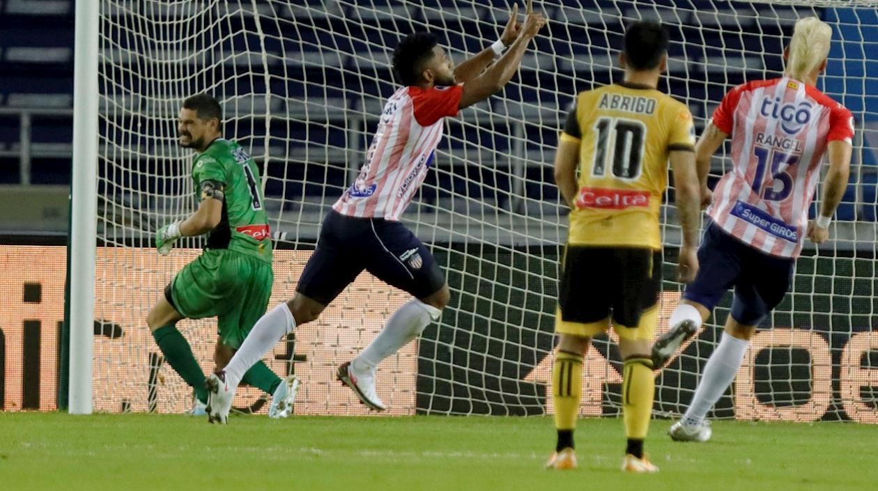 Miguel Ángel Borja celebra el gol convertido. 