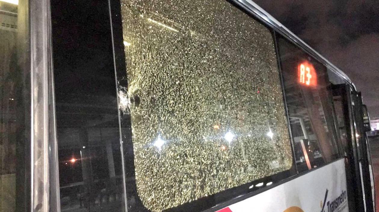 Uno de los vehículos atacados por los vándalos en Soledad.