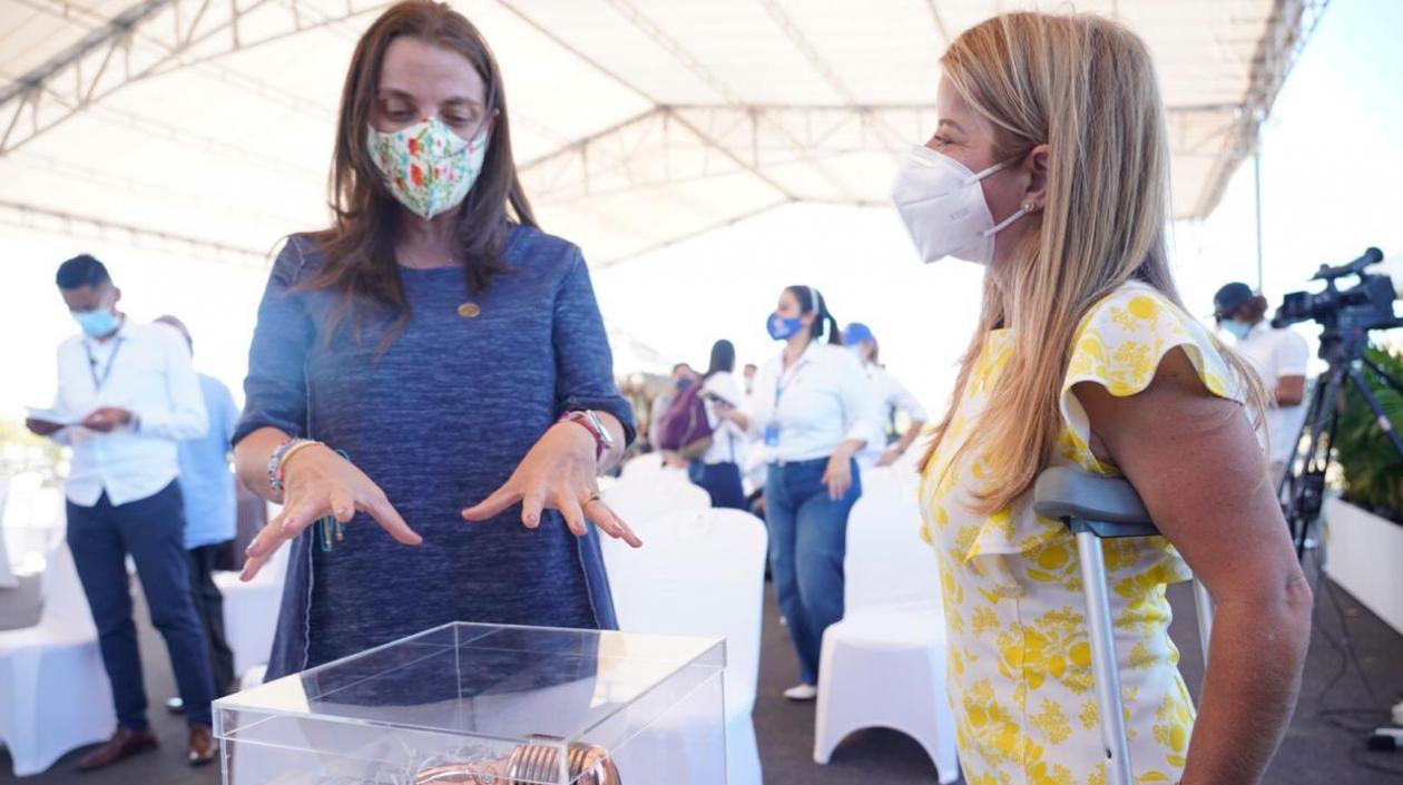 La Ministra de las TIC, Karen Abudinen, y la Gobernadora Elsa Noguera.