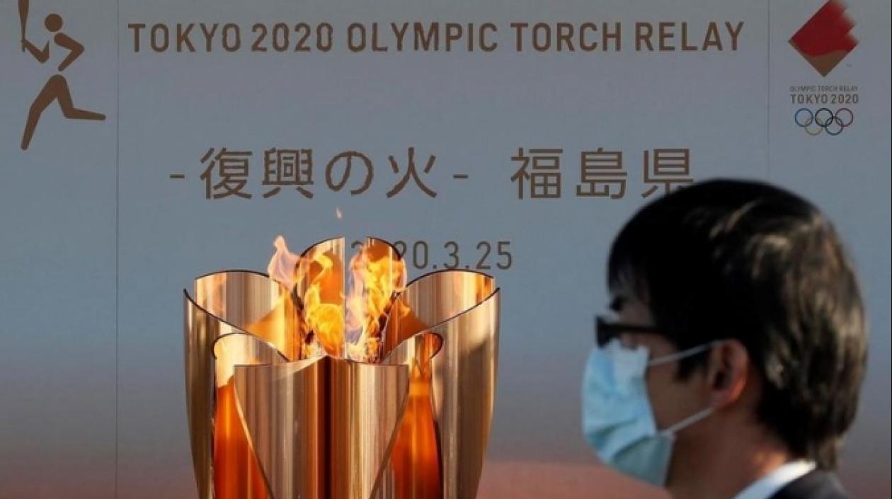 Pebetero que contiene el fuego olímpico, encendido en Grecia. 