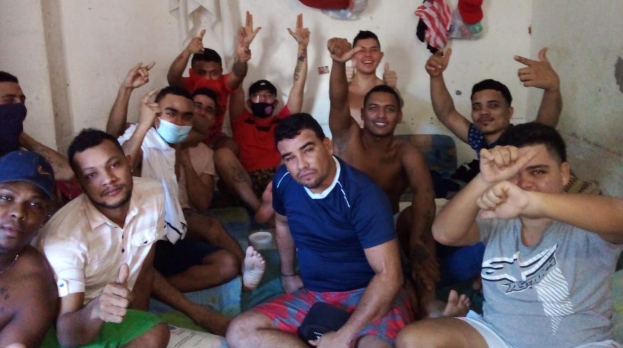 Reclusos en una de las celdas.