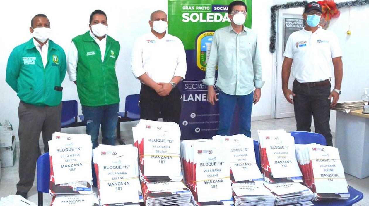 El Alcalde Rodolfo Ucrós radicando las resoluciones.