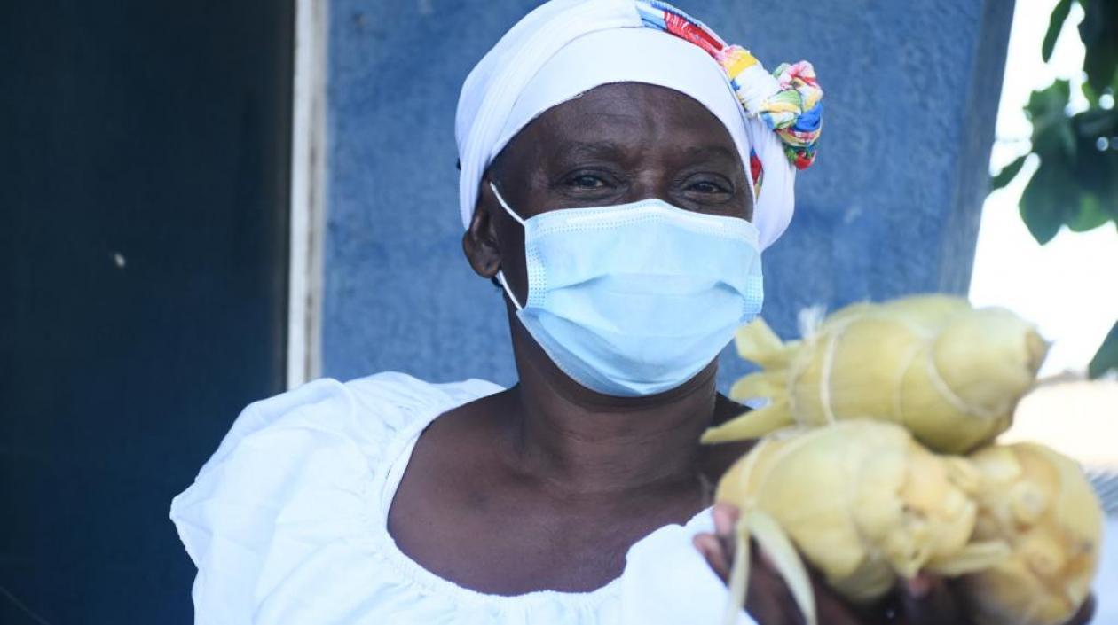 Una de las palenqueras que hace los bollos.