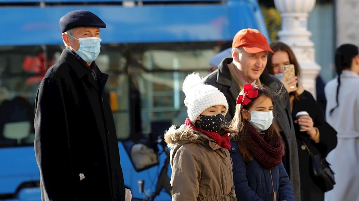Ciudadanos con la mascarilla en Zagreb, Croacia.