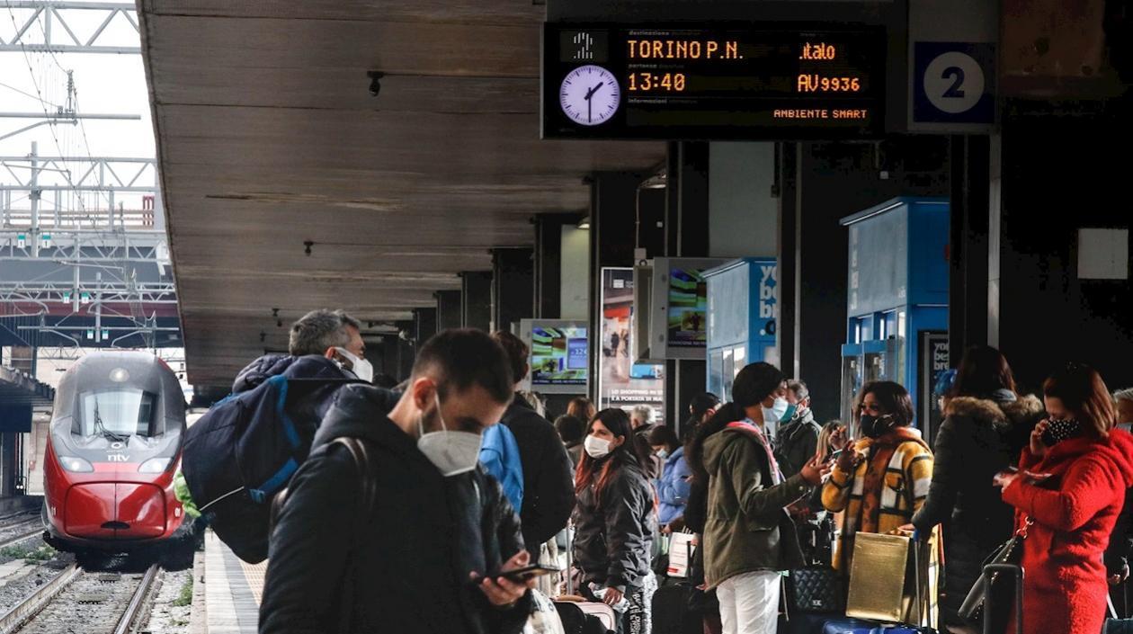 Ciudadanos italianos en la estación de trenes de Roma.