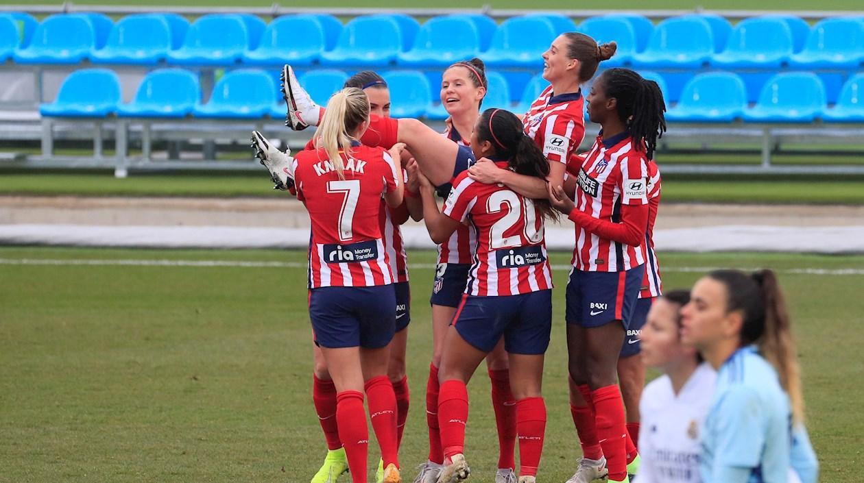 Leicy Santos y sus compañeras aúpan a Merel Van Dongen.