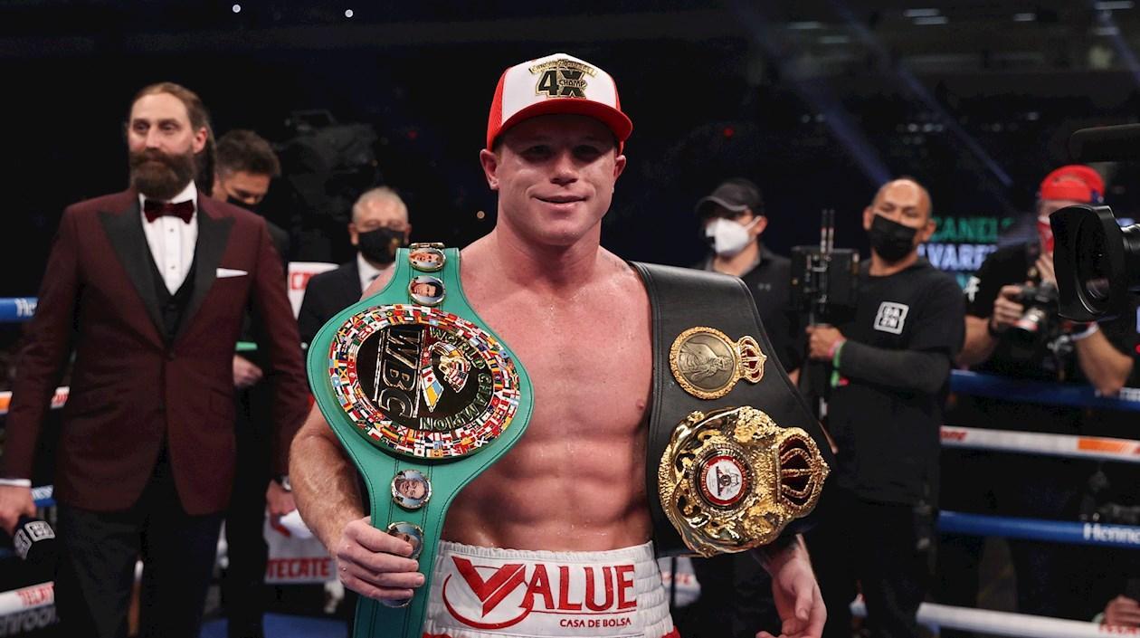 Saúl 'Canelo' Álvarez con las fajas de la AMB y el CMB. 