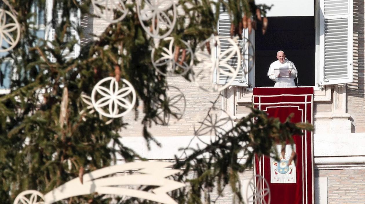 El papa Francisco en su catequesis del Ángelus dominical ante la plaza de San Pedro.