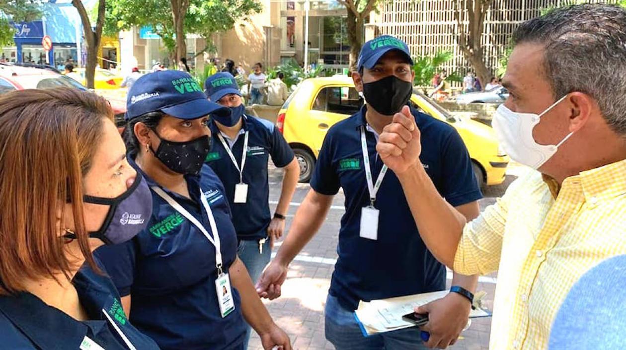 El Director de Barranquilla Verde, Henry Cáceres, coordinando los operativos.