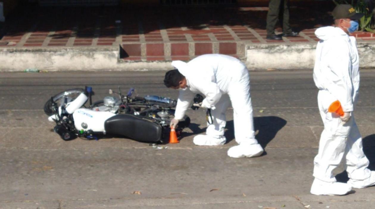 Momento en que la Policía revisa la motocicleta en la que iban los presuntos atracadores. 