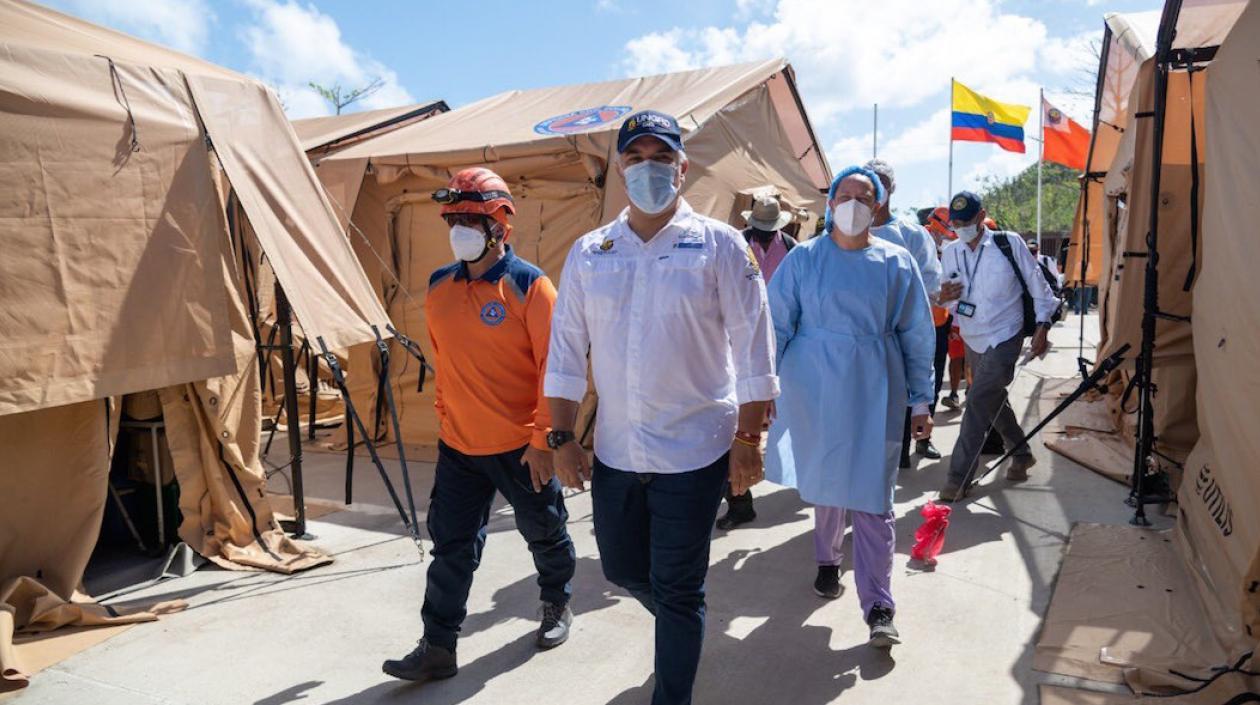El Presidente Iván Duque inspeccionando el hospital de campaña.