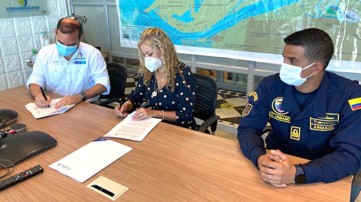 El Director de Cormagdalena, la presidenta de Findeter y el Capitán de Puerto durante la firma del convenio.