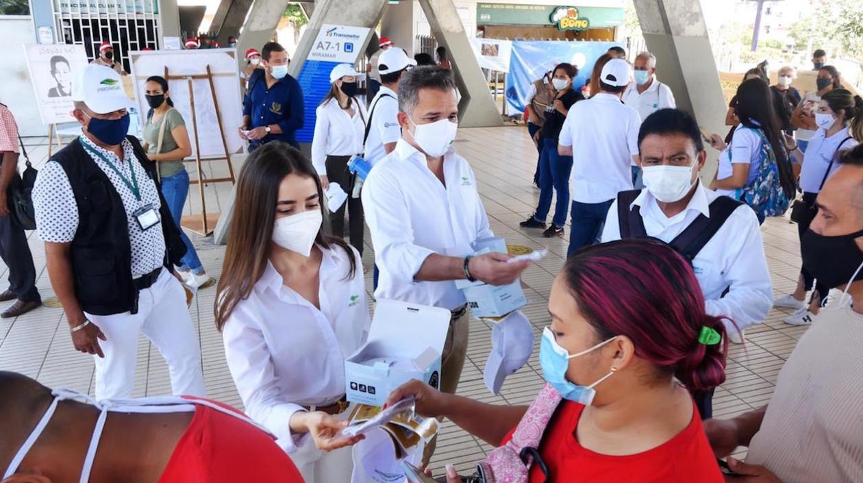 Usuarios recibiendo los tapabocas.